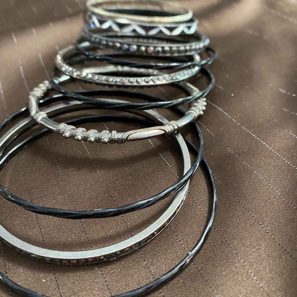 Black and silver bangle bracelets🎄 - Picture 3 of 5